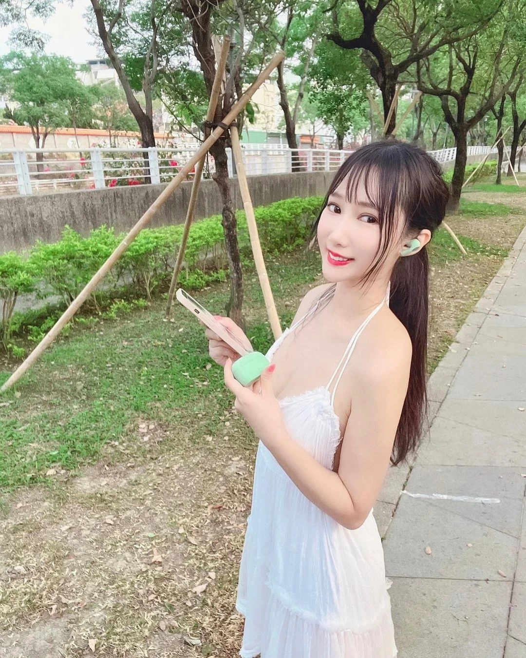 诱惑邻家型“Yvie又又”白皙曲线超完美！让人想入非非 [10P]